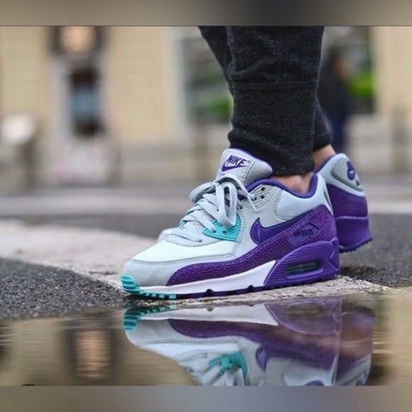 Nike Shoes - Women’s Nike Air Max 90 EUC
